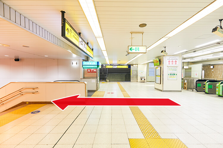 改札を出て階段を降ります