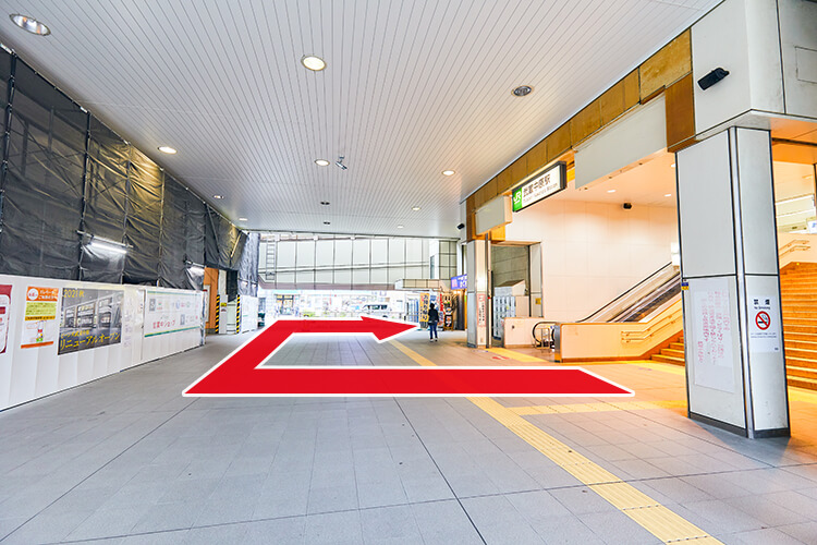 右に進むと通りに出るので、更に右に曲がります