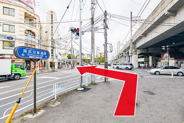 大通りとぶつかる交差点を左に曲がります