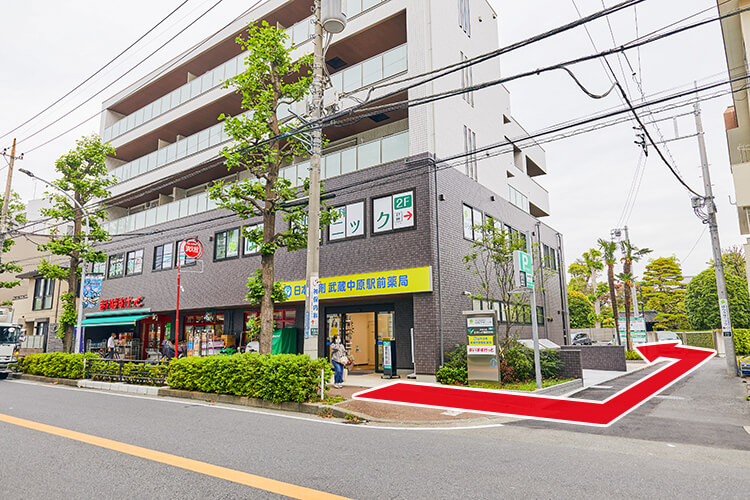 奥の通りに入ると入り口がありますので、2Fに上がってください